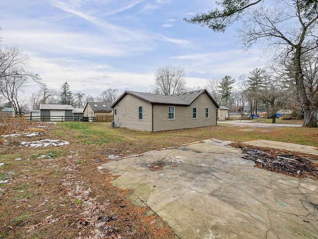 Building Photo - Charming 3-Bed, 2.5-Bath Home in Pinckney!