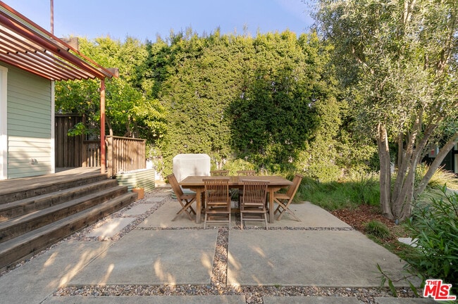 Building Photo - 5676 Hub St