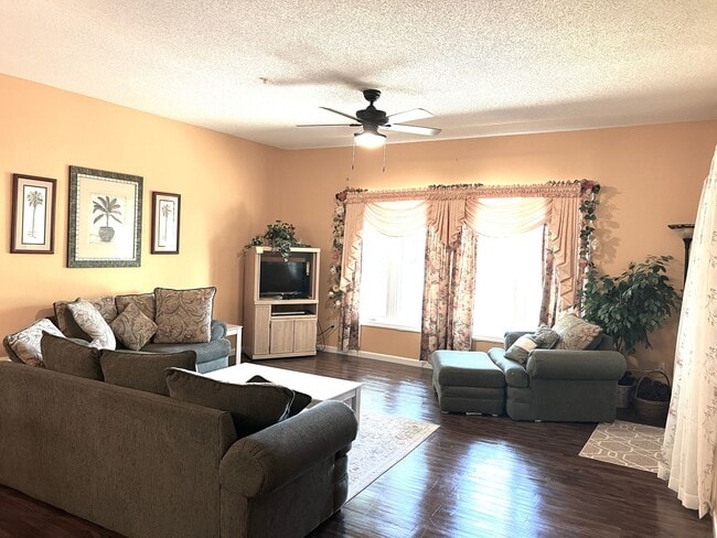 Building Photo - Furnished 2 Bedroom, 2 Bath, 2nd Floor Con...