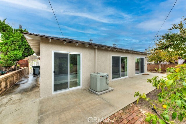 Building Photo - 529 E Avenida De La Merced