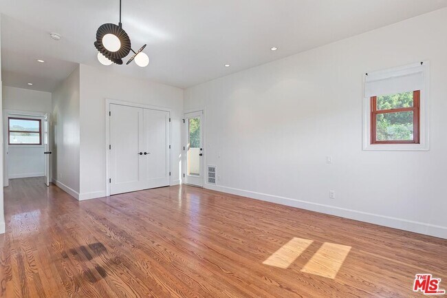 Building Photo - 503 N Vista St