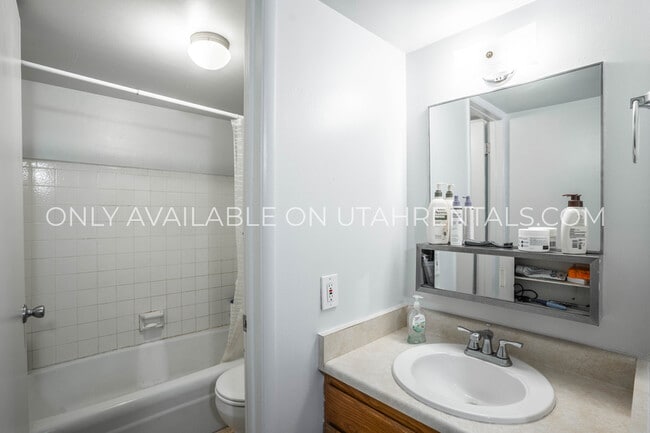 Building Photo - 1080 E 450 N