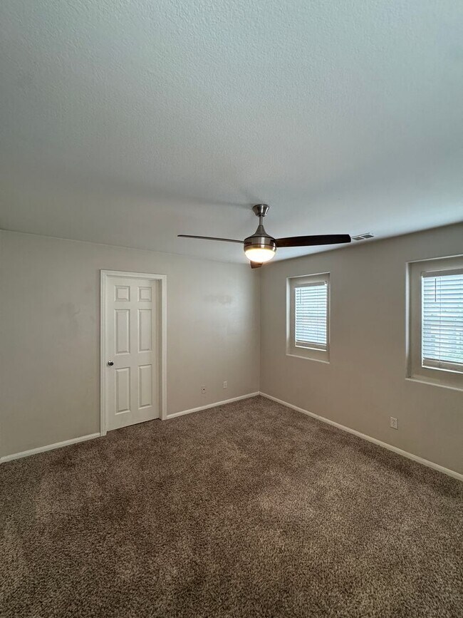 Building Photo - Spacious 3-Bed Lakeview Home with Loft & Community Amenities