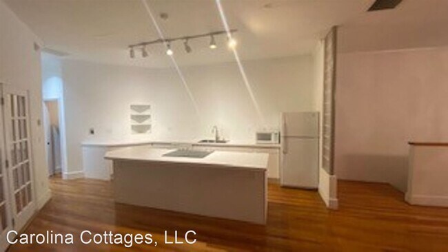 Building Photo - 2 br, 1.5 bath House - 225-B N. Main Street
