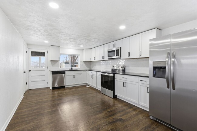 Building Photo - Renovated 3 Bedroom | 2 Full Bath Home