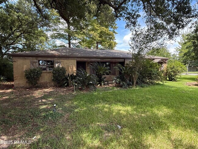 Primary Photo - 417 E Broussard Rd