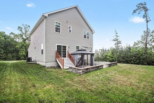 Building Photo - Stunning & Spacious 3-Level Single Family Home in Lees Parke – Move-In Ready!