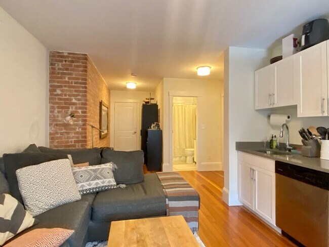 Building Photo - Nicely renovated 2 bed in Brookline.