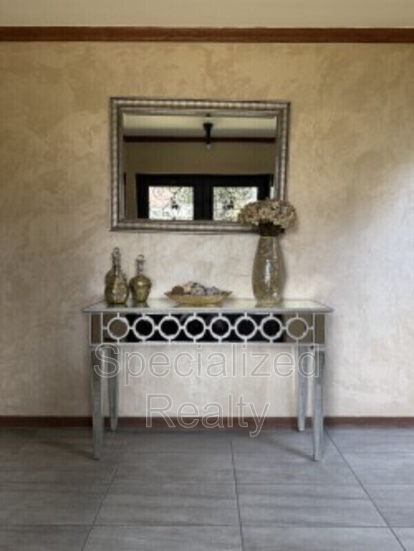 Building Photo - 1020 Davis Ave