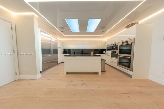 Building Photo - 17121 Collins Ave