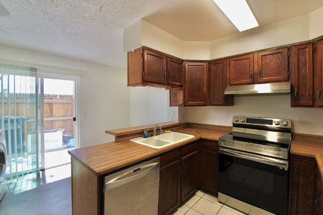 Building Photo - 1811 S Quebec Way