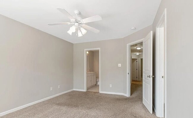 Building Photo - MUST SEE !! 3bd 3.5ba Townhome in Fuquay V...