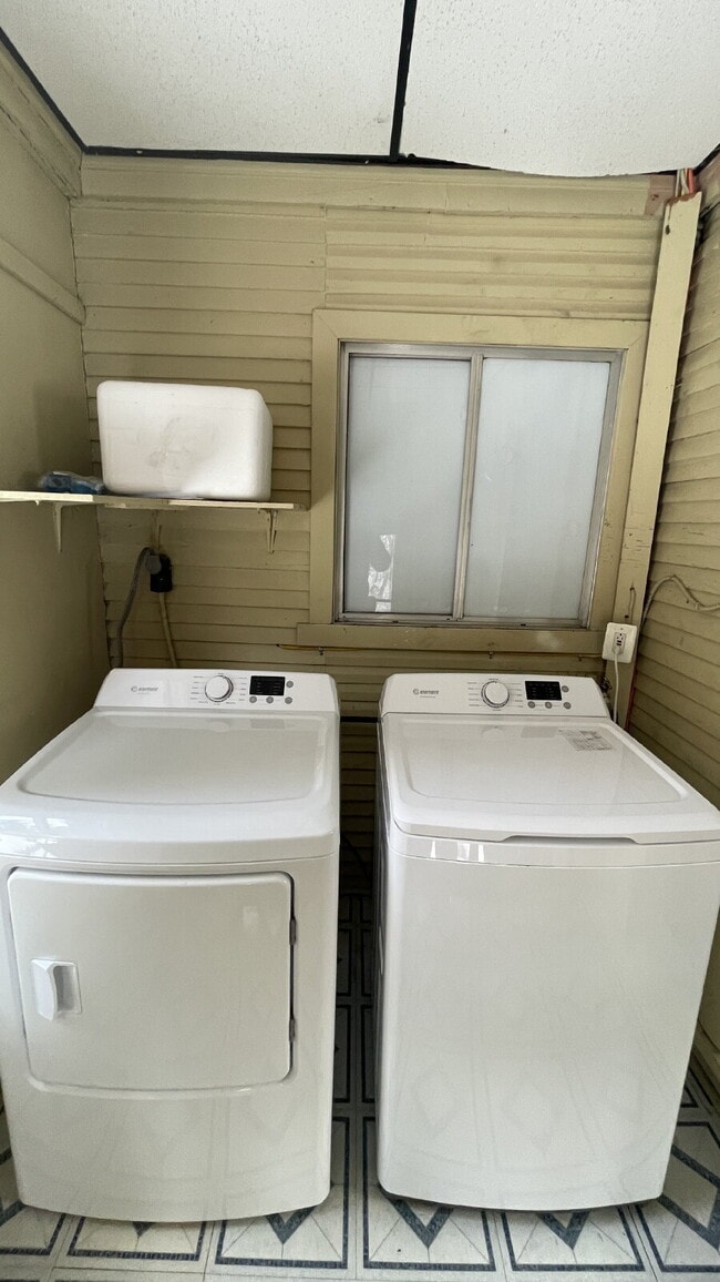 Building Photo - Spacious 3-Bedroom in Bellevue – Minutes from Downtown Pittsburgh!