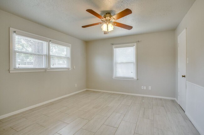 Building Photo - PRE LEASING for fall 2026! 4/2 in Tech Terrace!