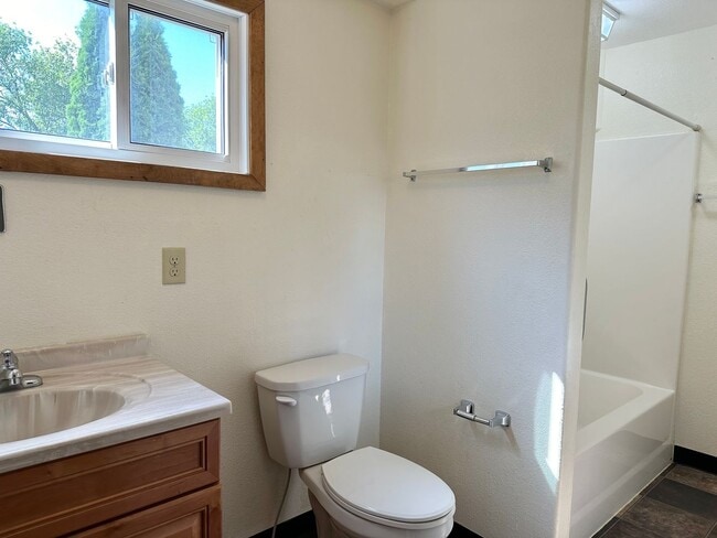 Building Photo - 2 Bedroom 1.5 Bath Duplex - South Fargo