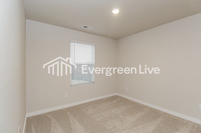 Building Photo - 2433 Appalachian Trl Dr