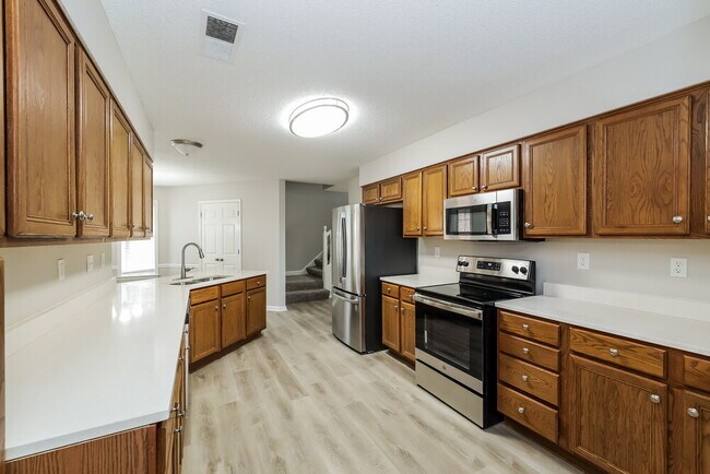 Building Photo - 6150 Woodstock View Dr