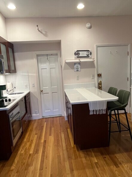 Building Photo - 515 Beacon St