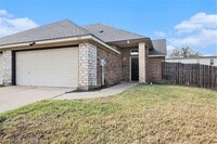Building Photo - Discover your new home in this spacious 3-bedroom, 2-bath duplex located in the charming city of ...