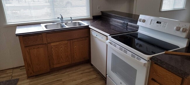 Building Photo - Cute Home in Quiet Neighborhood