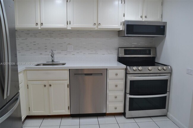 Building Photo - 3670 Inverrary Dr