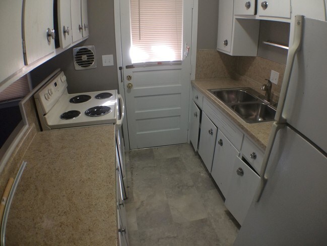 Building Photo - 6611 Pratt St