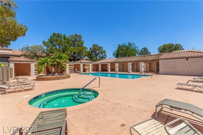 Building Photo - Beautiful South Shores Gated Community. 1st Floor unit. 2 beds. 2 baths.