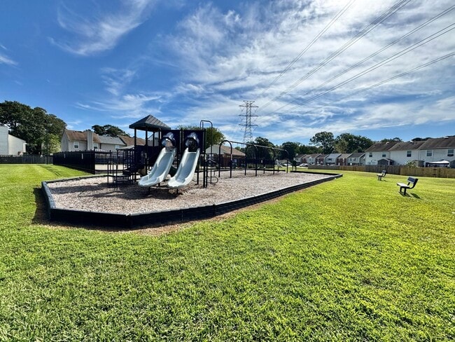 Building Photo - Glenleigh 1st-time Rental! Pet-Friendly, End-Unit Townhome, Cul-De-Sac with HUGE fenced backyard!