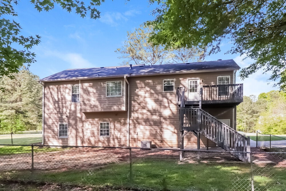 Building Photo - 15 Pine Dr