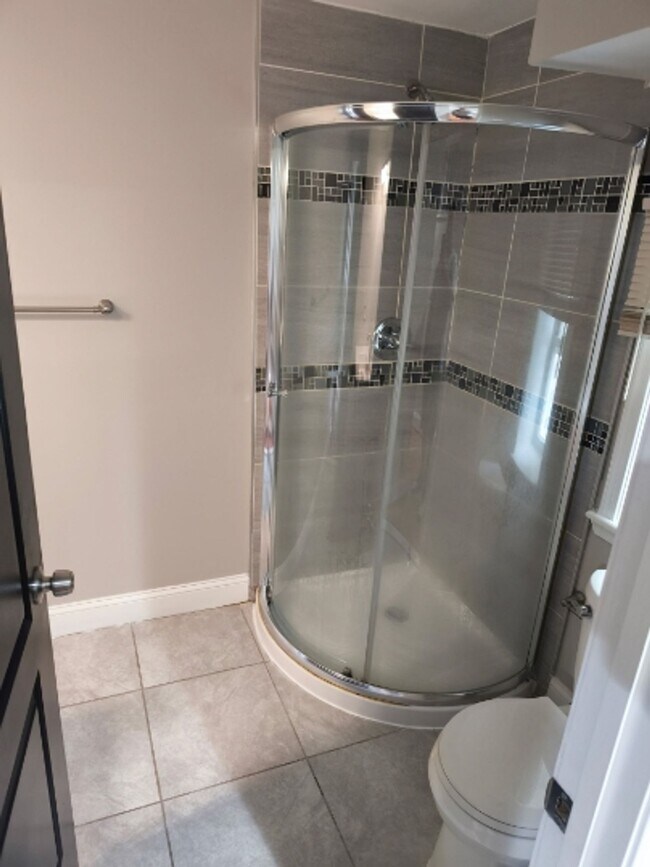 Building Photo - 1932 Bank St