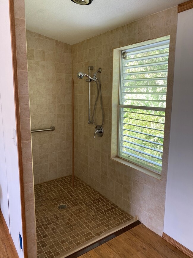 Building Photo - 16066 N Loop Dr