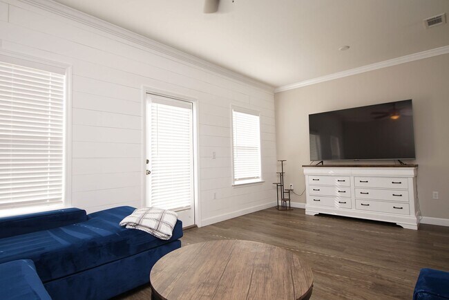 Building Photo - Great Location in Fort Walton Beach Near Bases and Hospital.