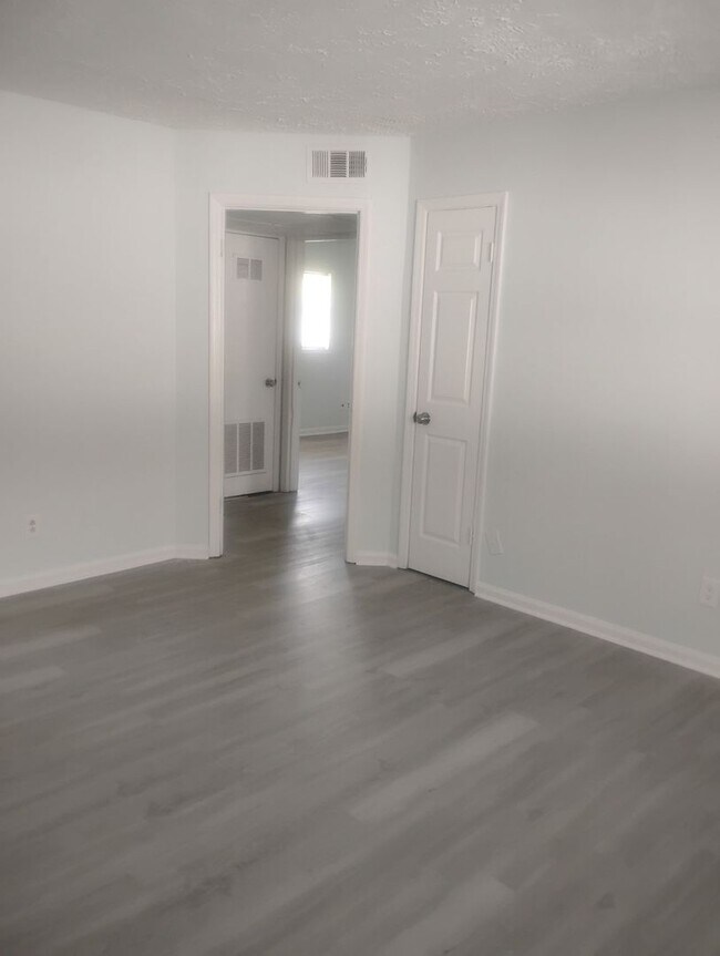 Building Photo - MOVE IN SPECIALS AT Dodson Courtyard Apartments – Where Comfort and Convenience Meet