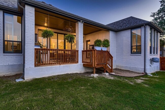 Building Photo - Available Now: Gorgeous 4 Bed/3.5 Bath wit...