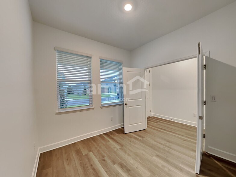 Building Photo - 37837 Dusty Saddle Ln