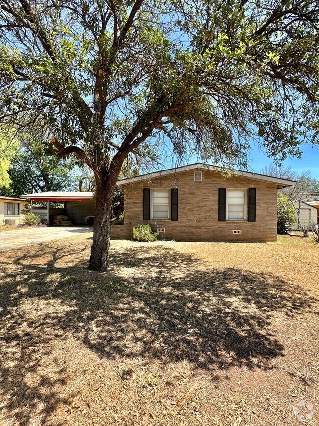 Building Photo - COMING AVAILABLE IN JULY - 3 Bedroom Home ...