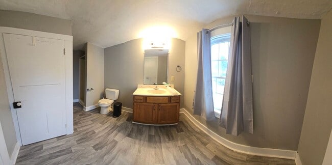 Building Photo - 2 Bedroom Farmhouse in Middletown