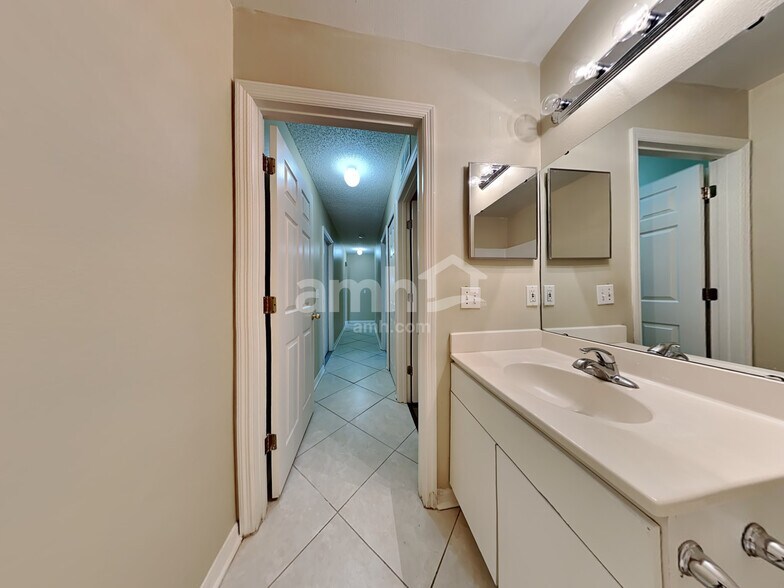Building Photo - 12285 Hickory Forest Rd