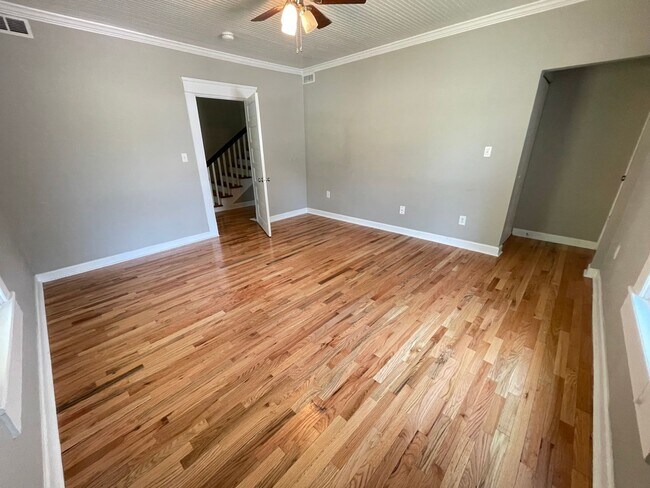 Building Photo - Stunning, renovated 7br home in the heart of Carrboro! Walk to downtown w/ ease, walk or bike to ...