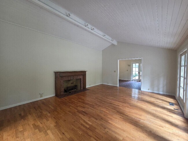 Building Photo - Private 4 Bedroom / 2.5 Bath Bridle Trails Acerage Property