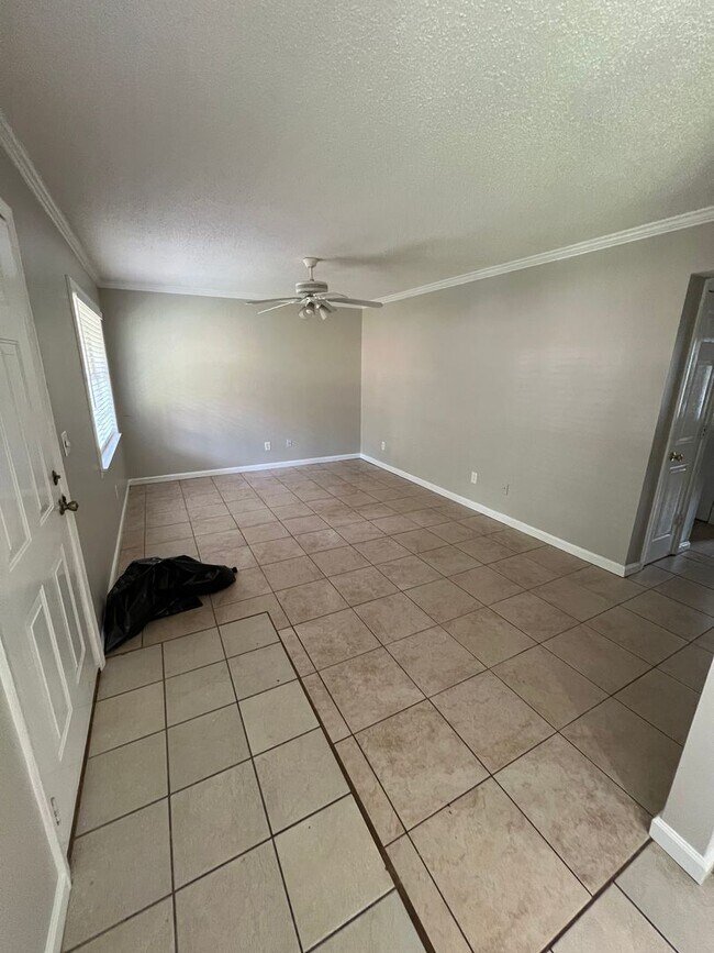 Building Photo - 2 Bed 1 Bath Near Campus! Water/Sewer/Trash Included In Rent!!