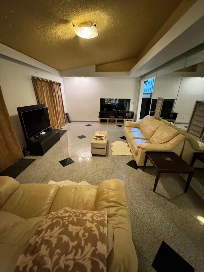 Building Photo - 3848 McDivitt Dr
