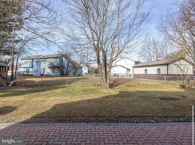 Building Photo - 44 Brambling Ln