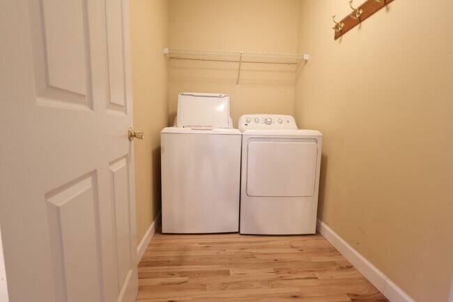 Building Photo - SPACIOUS 3 BEDROOM 2 BATH W/2 CAR GARAGE