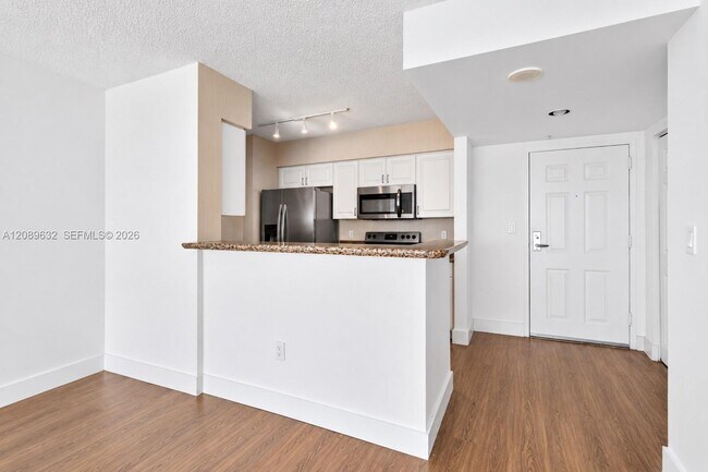 Building Photo - 1155 Brickell Bay Dr