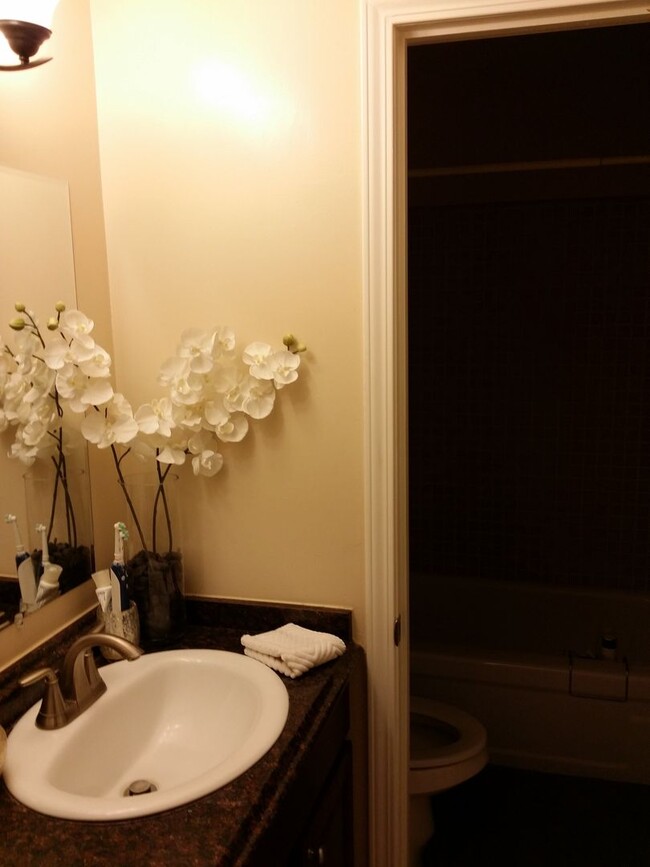 Building Photo - 3 Bedroom 1.5 bath in Covell Commons HOA i...