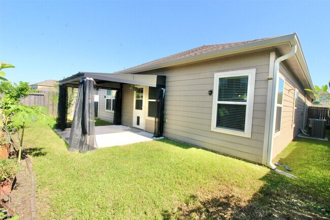 Building Photo - 1916 Acaciawood Way