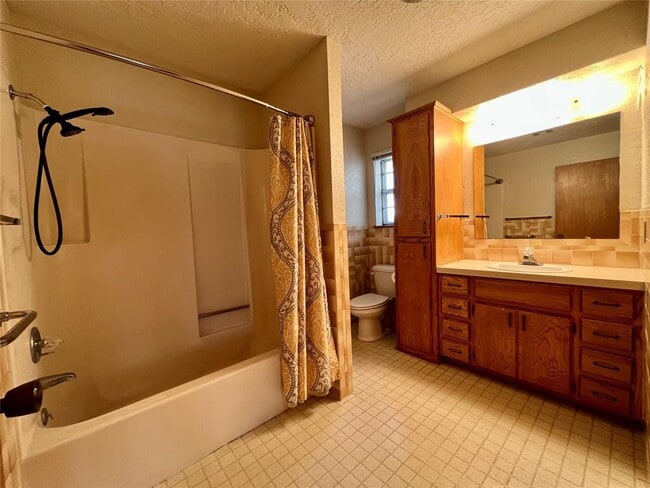 Building Photo - 419 E 6th St