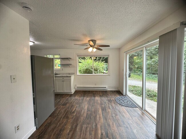 Building Photo - ZAGY Gig Harbor 10 (6311/13)