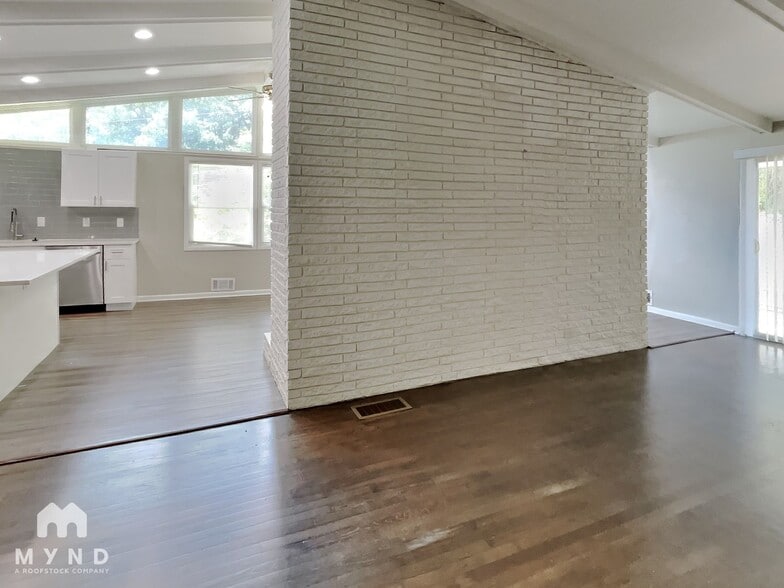 Building Photo - 1322 N Cliff Valley Way NE